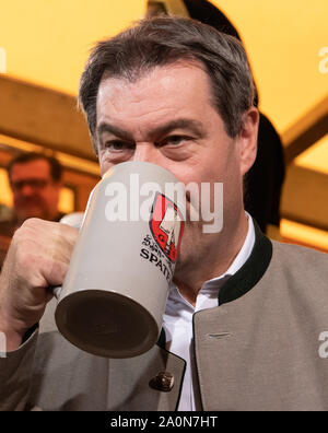 München, Deutschland. 21 Sep, 2019. Beginn des Oktoberfestes. Markus Söder (CSU), Ministerpräsident von Bayern, trinkt ein Bier im traditionellen Barrel tippen. Credit: Sven Hoppe/dpa/Alamy leben Nachrichten Stockfoto