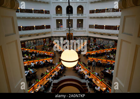 VICTORIA, MELBOURNE, AUSTRALIEN, April 2019, Leute an der State Library Stockfoto