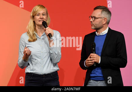 21. September 2019, Schleswig-Holstein, Neumünster: Christina Kampmann und Michael Roth, Kandidaten für den Vorsitz der SPD, werden auf dem Podium bei einer regionalen Konferenz. Es geht um die Nachfolge des zurückgetretenen Parteichef Nahles. Die wichtigsten Kandidaten sind Duos von einer Frau und einem Mann. Die neue SPD-Führung wird während einer Mitgliederbefragung im Oktober ermittelt werden. Das Ergebnis soll am 26. Oktober bekannt sein. Foto: Carsten Rehder/dpa Stockfoto