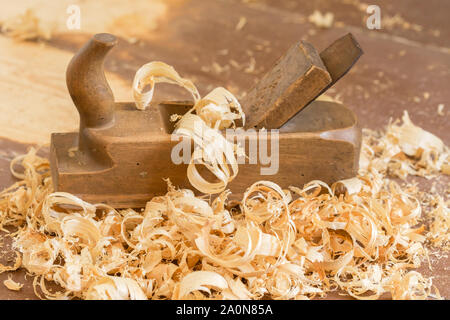 Alte hölzerne Hand Ebene für die Holzbearbeitung mit Holzwolle. Stockfoto