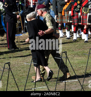 Prinz Charles nimmt an einem gedenkgottestdienst und Kranzniederlegung am Ginkel Heide auf Ginkel Heide in der Nähe von ede mit Prinzessin Beatrix der Niederlande (links). Der Prinz ist Oberst-in-Chief der Parachute Regiment und dem Army Air Corps. 1500 Fallschirmjäger aus Großbritannien, den USA, den Niederlanden und Polen sind Fallschirmspringen auf der Heide als Teil der Operation Market Garden 75th Jahrestag Gedenkfeiern in der Nähe von Arnhem, Niederlande. Stockfoto