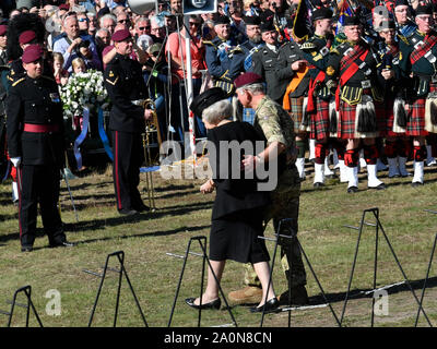 Prinz Charles nimmt an einem gedenkgottestdienst und Kranzniederlegung am Ginkel Heide auf Ginkel Heide in der Nähe von ede mit Prinzessin Beatrix der Niederlande (links). Der Prinz ist Oberst-in-Chief der Parachute Regiment und dem Army Air Corps. 1500 Fallschirmjäger aus Großbritannien, den USA, den Niederlanden und Polen sind Fallschirmspringen auf der Heide als Teil der Operation Market Garden 75th Jahrestag Gedenkfeiern in der Nähe von Arnhem, Niederlande. Stockfoto