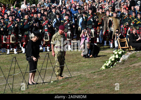 Prinz Charles nimmt an einem gedenkgottestdienst und Kranzniederlegung am Ginkel Heide auf Ginkel Heide in der Nähe von ede mit Prinzessin Beatrix der Niederlande (links). Der Prinz ist Oberst-in-Chief der Parachute Regiment und dem Army Air Corps. 1500 Fallschirmjäger aus Großbritannien, den USA, den Niederlanden und Polen sind Fallschirmspringen auf der Heide als Teil der Operation Market Garden 75th Jahrestag Gedenkfeiern in der Nähe von Arnhem, Niederlande. Stockfoto