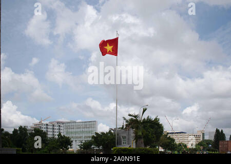 Juli 19, 2019 - ca. VIETNAM: Wind zu einem Vietnam Flagge an der Grenze von Vietnam und Kambodscha Stockfoto