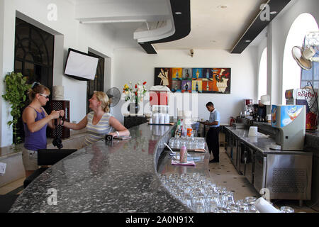 Sharm El Sheikh, Ägypten, 05. September 2018. Ägypten und solche Gäste sind in den Hotels. Mädchen lachen und trinken Sie einen erfrischenden Drink in der Hotelbar. Stockfoto