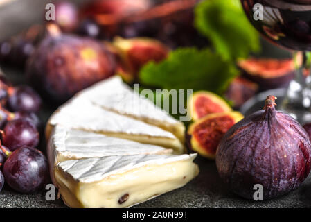Französischer Käse, Camembert, Trauben und Feigen Stockfoto