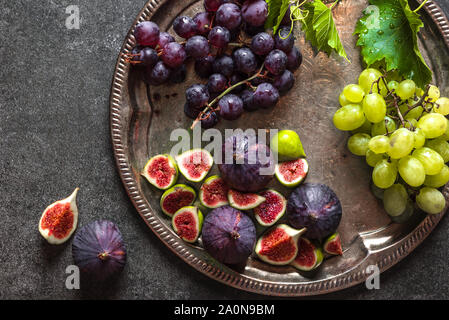 Bio Früchte. Frische Feigen und Trauben. Sortierte Obst auf Catering Plattenteller. Essen für die Freigabe. Stockfoto