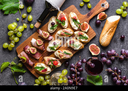 Traditionelle Tapas Bar, spanische Tisch mit Essen, Teller mit Vorspeisen oder italienische Bruschetta mit Käse und Fleisch. Wein snack Set Stockfoto