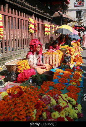 KATHMANDU, Nepal. 23. September 2008: Frauen Blumen im Tempel verkaufen Stockfoto