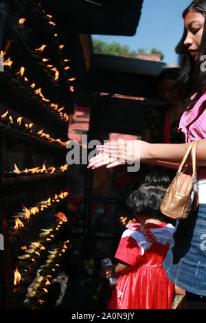 KATHMANDU, Nepal. 23. September 2008: Junge modernen nepalischen Frauen und Mädchen nach dem Gebet im Tempel Stockfoto