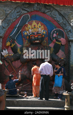 KATHMANDU, Nepal. 23. September 2008: Kathmandu Durbar Square, Kala Bhairav Statue Stockfoto