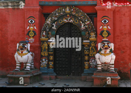 KATHMANDU, Nepal. 23. September 2008: Taleju Tempel, der Eingang zum Tempel ist von weißen Löwen - Hunden bewacht Stockfoto