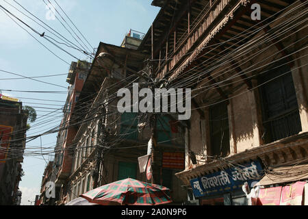 KATHMANDU, Nepal. 23. September 2008: Tangled elektrische Drähte und eine elektrische Laterne auf der Straße Stockfoto