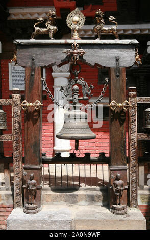 KATHMANDU, Nepal. 23. September 2008: Buddhistische Glocke an den alten Tempel, Tal von Kathmandu, Nepal Stockfoto