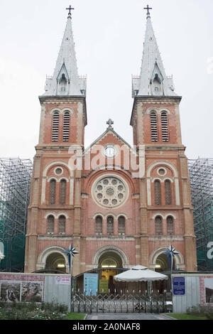 Juli 18, 2019 - HO CHI MINH VIETNAM: Dom Basilika Unserer Lieben Frau von der Unbefleckten Empfängnis in Ho Chi Minh Stadt, ehemals bekannt als Saigon. Establis Stockfoto