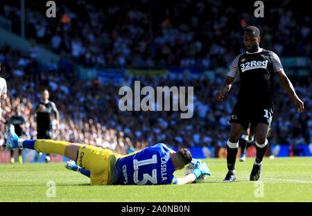 Leeds United Torwart Kiko Casilla (links) speichert die Kugel von der Derby County Florian Jozefzoon während der Sky Bet Championship Match an der Elland Road, Leeds. Stockfoto