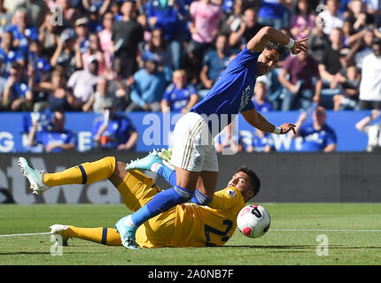 Von Leicester City Ayoze Perez ist von Tottenham Hotspur Torhüter Paulo Gazzaniga während der Premier League Match für die King Power Stadion, Leicester herausgefordert. Stockfoto