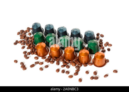 Kaffeekapseln und Kaffeebohnen auf weißem Hintergrund der Ansicht von oben im Baum Linien Stockfoto