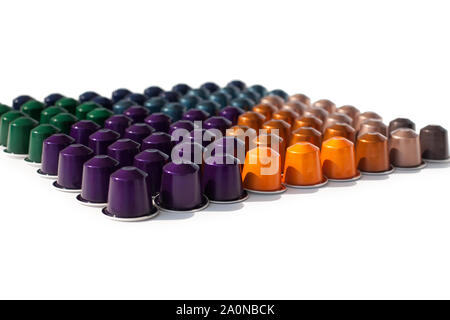 Kaffee Kapseln verschiedene Arten und Farben auf weißem Hintergrund Draufsicht in eckigen closeup Makro isoliert Stockfoto