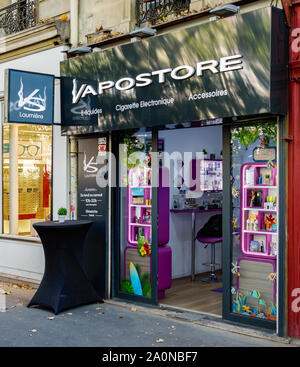 PARIS, Frankreich, 20. SEPTEMBER 2019: E-Zigaretten Store noch offen in einer Pariser Straße während mehr und mehr Staaten diese verbieten. Stockfoto