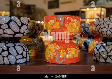 Juli 18, 2019 - MEKONG DELTA VIETNAM: Personalisierte Porzellan Schalen in Vietnam hergestellt und verkauft als Andenken in einem Shop in Vietnam. Stockfoto