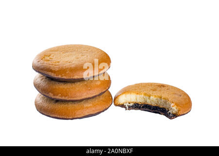Gebissen cremige Cookies mit Schokoladencreme auf weißem Hintergrund Stockfoto