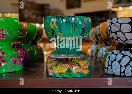 Juli 18, 2019 - MEKONG DELTA VIETNAM: Souvenirs, die vietnamesin ist bei einem Shop in Vietnam verkauft. Stockfoto