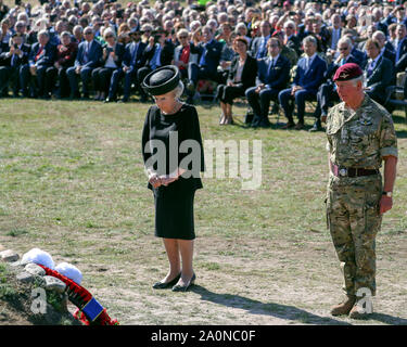 Prinz Charles nimmt an einem gedenkgottestdienst und Kranzniederlegung mit Prinzessin Beatrix der Niederlande bei Ginkel Heide auf Ginkel Heide in der Nähe von Ede. Der Prinz ist Oberst-in-Chief der Parachute Regiment und dem Army Air Corps. 1500 Fallschirmjäger aus Großbritannien, den USA, den Niederlanden und Polen sind Fallschirmspringen auf der Heide als Teil der Operation Market Garden 75th Jahrestag Gedenkfeiern in der Nähe von Arnhem, Niederlande. Stockfoto