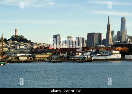 SAN FRANCISCO, Kalifornien, USA - 26.November.2018: Luftaufnahme der Coit Tower und Downtown San Francisco tagsüber Stockfoto