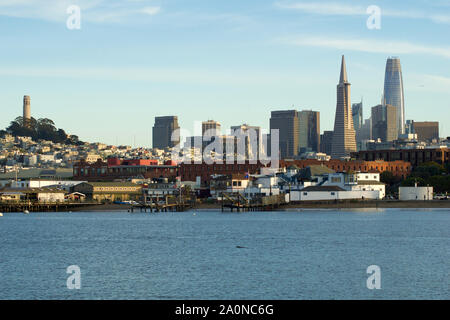 SAN FRANCISCO, Kalifornien, USA - 26.November.2018: Luftaufnahme der Coit Tower und Downtown San Francisco tagsüber Stockfoto