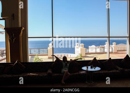 Sharm El Sheikh, Ägypten, 05. September 2018. Hotel Continental Garden Reef Resort. Hall eines modernen Hotels. Touristen im Ferienort am Roten Meer entspannen. Stockfoto