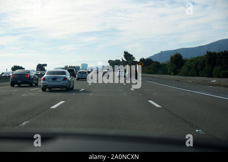 SAN FRANCISCO, Kalifornien, USA - 26.November.2018: Verkehr auf einer Landstraße oder Autobahn in der rush hour mit Bergblick Stockfoto