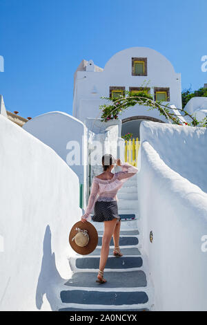 Junge Mädchen steigt Treppen Gebäude, Griechenland, Insel Santorini Stockfoto