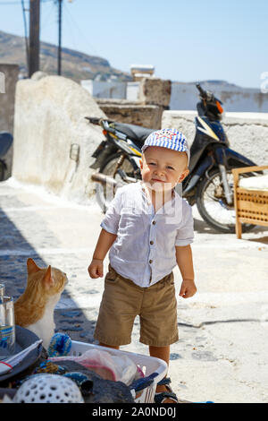 Little Boy und rote Katze treffen, Griechenland, Santorin Stockfoto