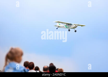 Nowosibirsk, Russland, 31. Juli 2016, Flugplatz Mochishche, lokale Air Show, Tundra Flugzeug in den Himmel, STOL-Flugzeug Kategorie kurze Start- und Landaing Stockfoto