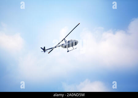 Nowosibirsk, Russland, 31. Juli 2016, Flugplatz Mochishche, lokale Air Show, Robinson R44 Helikopters im Himmel Stockfoto