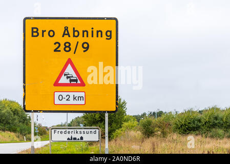 Warnung vor dem Auto Warteschlange am 28. September beim Kronprinzessin Mary Bridge öffnet, Frederikssund, Dänemark, 21. September 2019 Stockfoto