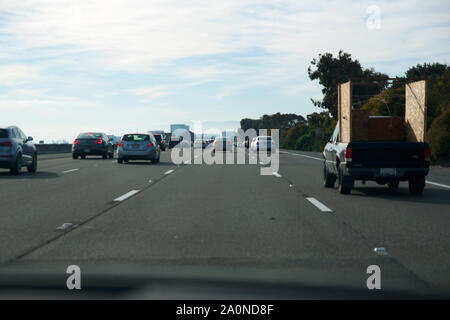 SAN FRANCISCO, Kalifornien, USA - 26.November.2018: Verkehr auf einer Landstraße oder Autobahn in der rush hour mit Bergblick Stockfoto