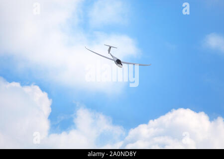 Nowosibirsk, Russland, 31. Juli 2016, Flugplatz Mochishche, lokale Air Show, glider Flugzeug ohne Motor fliegt in den blauen Himmel mit weißen Wolken Stockfoto