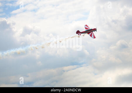 Nowosibirsk, Russland, 31. Juli 2016, Flugplatz Mochishche, lokale Air Show, Yak 52 am blauen Himmel mit Wolken Hintergrund, in der Nähe Stockfoto