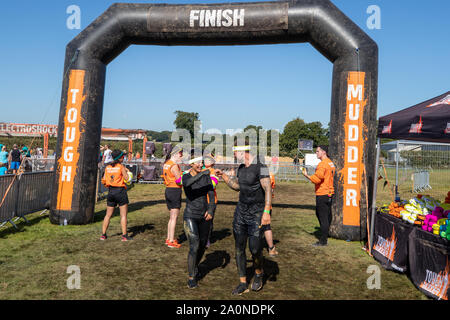 Horsham, Großbritannien. 21 Sep, 2019. Wayne & Frankie Brücke Überqueren der Ziellinie an harten Mudder London South (L) Frankie Brücke & Wayne Bridge. Credit: Jason Richardson/Alamy leben Nachrichten Stockfoto