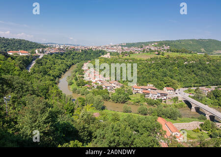 Panorama der Stadt Veliko Tarnovo und der Jantra Stockfoto