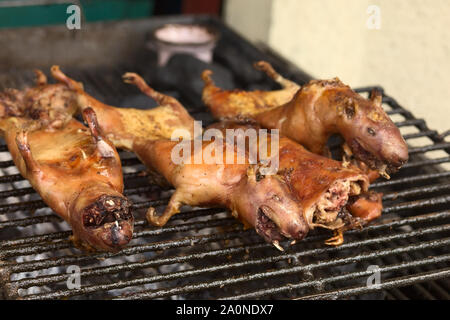 BANOS, Ecuador - 28. FEBRUAR 2014: Meerschweinchen gegrilltes für Verkauf auf Ambato Straße an der Markthalle am Februar 28, 2014 in Banos, Ecuador Stockfoto