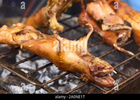 BANOS, Ecuador - 28. FEBRUAR 2014: Meerschweinchen gegrilltes für Verkauf auf Ambato Straße an der Markthalle am Februar 28, 2014 in Banos, Ecuador Stockfoto