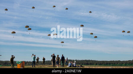 Ede, Niederlande, 20-Sept-2019: Das airborne Gedenkfeiern auf Ginkel Heide mit para Tropfen mit Hunderten von Fallschirmspringern aus Herkules und Dakota remebring die 75 Jahr der Operation Market Garden gesunken Stockfoto