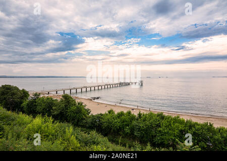 Der Steg über dem Schwarzen Meer bei Sonnenuntergang in Burgas, Bulgarien Stockfoto