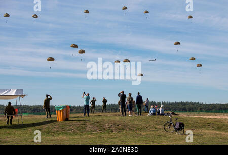 Ede, Niederlande, 20-Sept-2019: Das airborne Gedenkfeiern auf Ginkel Heide mit para Tropfen mit Hunderten von Fallschirmspringern aus Herkules und Dakota remebring die 75 Jahr der Operation Market Garden gesunken Stockfoto