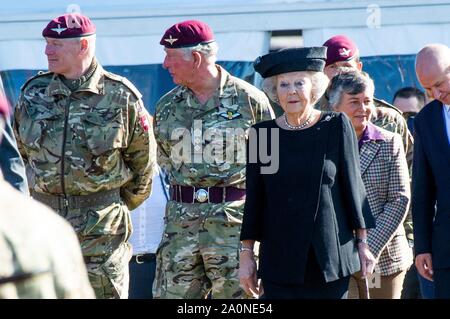 Ede, Niederlande. 21 Sep, 2019. Prinzessin Beatrix der Niederlande und Charles, der Prinz von Wales an der Ginkelse Heide in der Nähe von Ede, am 21. September 2019, zu den Gedenkfeiern in den Niederlanden markiert den 75. Jahrestag der Schlacht von Arnheim, Operation Market GardenCredit: Albert Nieboer/Niederlande/Point de Vue |/dpa/Alamy Leben Nachrichten teilnehmen Stockfoto