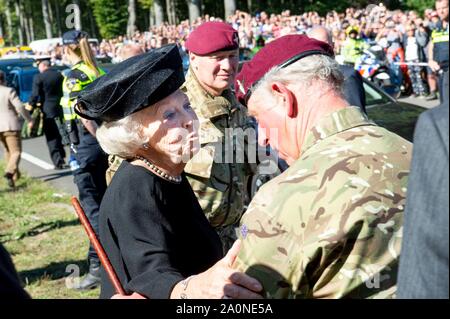 Ede, Niederlande. 21 Sep, 2019. Prinzessin Beatrix der Niederlande und Charles, der Prinz von Wales an der Ginkelse Heide in der Nähe von Ede, am 21. September 2019, zu den Gedenkfeiern in den Niederlanden markiert den 75. Jahrestag der Schlacht von Arnheim, Operation Market GardenCredit: Albert Nieboer/Niederlande/Point de Vue |/dpa/Alamy Leben Nachrichten teilnehmen Stockfoto