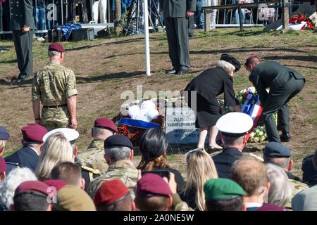 Ede, Niederlande. 21 Sep, 2019. Prinzessin Beatrix der Niederlande und Charles, der Prinz von Wales an der Ginkelse Heide in der Nähe von Ede, am 21. September 2019, zu den Gedenkfeiern in den Niederlanden markiert den 75. Jahrestag der Schlacht von Arnheim, Operation Market GardenCredit: Albert Nieboer/Niederlande/Point de Vue |/dpa/Alamy Leben Nachrichten teilnehmen Stockfoto